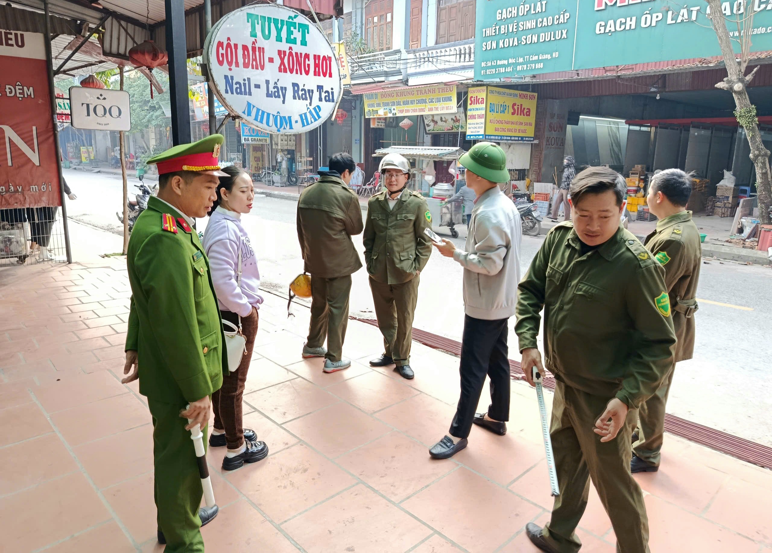 Công an xã Cẩm Giang phối hợp giải tỏa vi phạm hành lang an toàn giao thông trên tuyến ĐT 394C